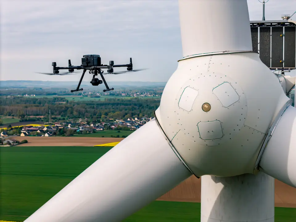 Inspection d'une éolienne par drone aérien