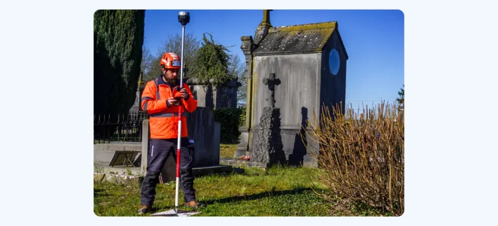 Mesure d'un point d'appui au sol avec une canne GNSS 