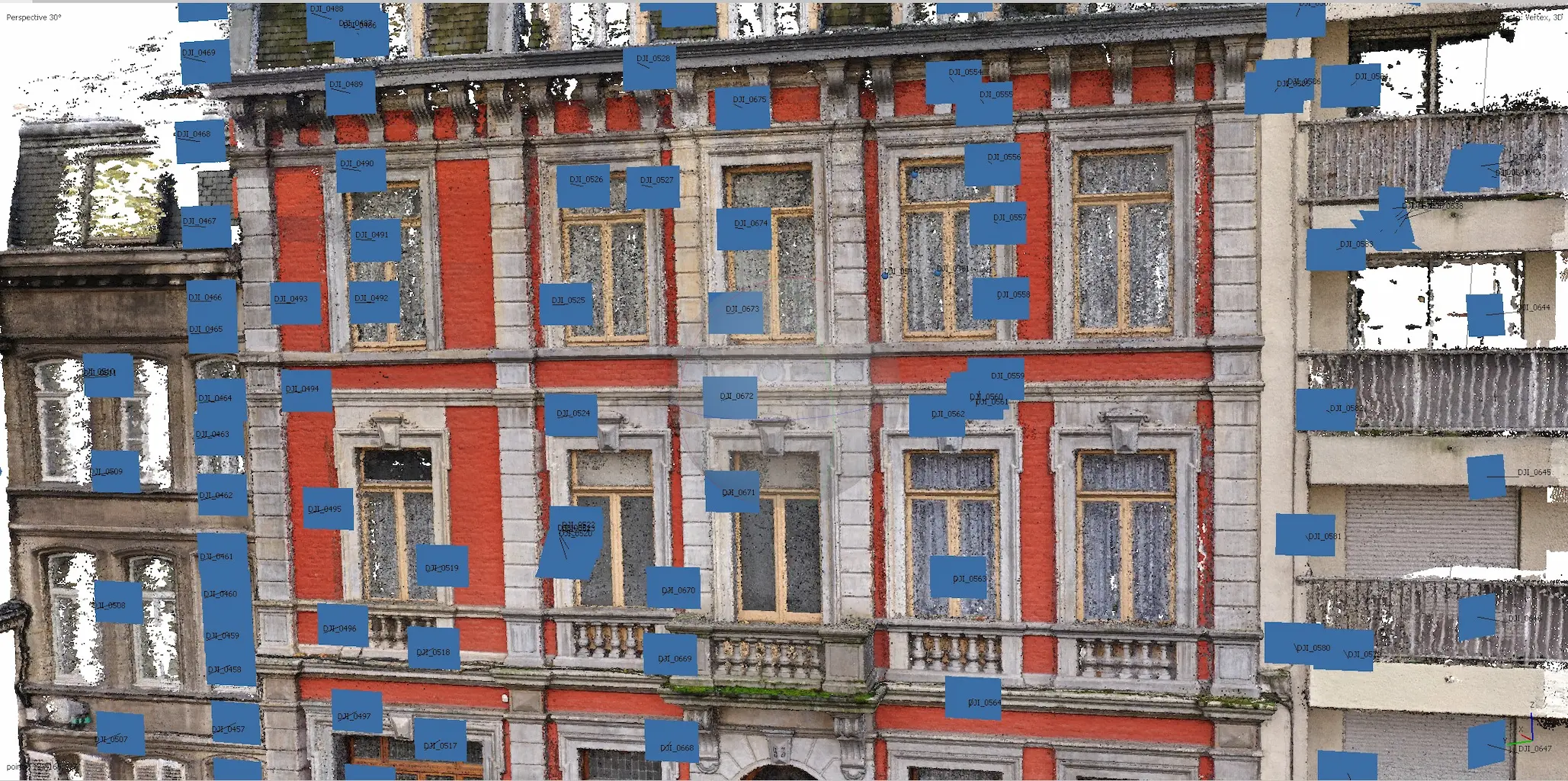 Nuage de points et angles de prise de vue photogrammétriques d'un bâtiment relevé par drone